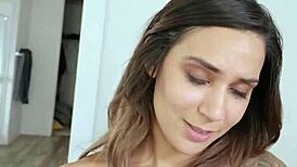 MILF madrastra dice: Déjame complacerte hasta que termine el lavado.