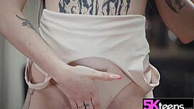 Adolescente tatuada Dalila Dark lo toma duro