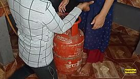 حماة فاجرة منحنية في المطبخ