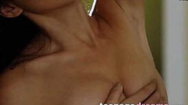 Vay! Amatör Asyalı Genç Kadın İç Çamaşırı ve Çizmelerle Sallanıyor