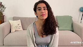 Luna pornót néz baszatkozva