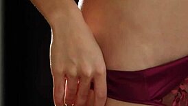 Vay! Amatör Asyalı Genç Kadın İç Çamaşırı ve Çizmelerle Sallanıyor