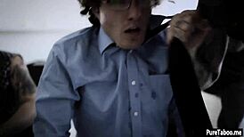 Petite jeune échange virginité pour sauver copain nerd et baise fort