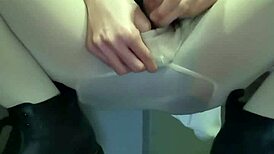 Crossdresser curte punheta sozinho no momento privado