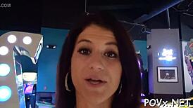 Slatka kurvica postaje vrlo prljava u hardcore POV seksu