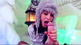 Mamada babosa en la nieve chupando polla dura en POV