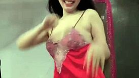 Voi, pitsimekon twerkkaus paljastaa ison persen ja tissit!