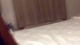 Vit kille suger mexikansk kuk i avslappnat häng