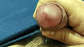 Masturbazione intensa porta a sborrata esplosiva