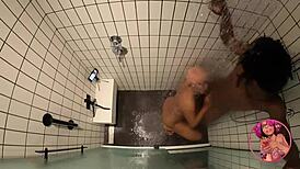 Cosplayer ebony anime en escena de ducha