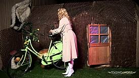 what gets these babes off? banging butts hard