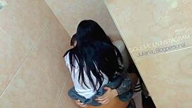 Estudiantes caught banging hard in school bathroom