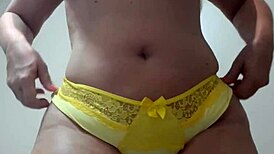 dança sensual de lingerie amarela
