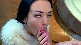 البرونيت الأنيقة زوزو سويت تنحني في جوارب لمام منظور شخصي.