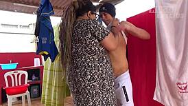 vecino le da un remojón caliente a lavandera