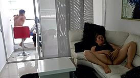 Atrapo a mi madrastra cachonda masturbándose con su coño afeitado en casa. ¡Mírala devorar mi polla con ganas!