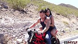 Анна Бел Пийкс и Лили Лейн в тежко пръскане на путка, искаш ли да ги гледаш да яздят странично?