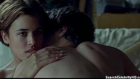 היי, תראה את השלישייה הפרועה הזו מ-2009 עם אדריאנה אוגרטה מתכופפת. הציצים הבלונדיניים הטבעיים שלה קופצים תוך כדי נשיקה וזיין חזק!