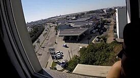 meztelen csaj hotel ablakban csábítja nagy cicijével a repülőtér nézőket