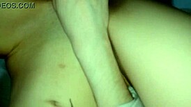 Prosím priateľa, aby mi navlhčil piču svojím dotykom