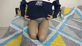 זוג הודי מתנשקים חמים וזורקים בדוגי סטייל