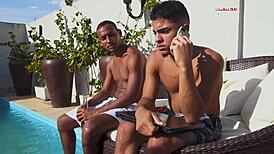 Aku dan pasangan aku kongkek si jahat dalam parti kecil kolam dengan orgy anal