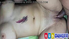 Chica sexy 18 años comparte cama con tío y termina follando duro con creampie cremoso