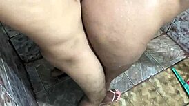 transei com a vizinha no banho, ela amou minha rola grande e o orgasmo.