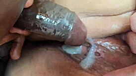 غريب يغريني بفلاش صدري في الهواء الطلق لمنافسة برية مع سروالي لأسفل