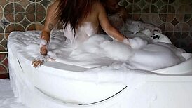 כיף לוהט בג'קוזי עם החורגות המתגרות שלי