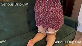 Horký sex na pohovce s přítelkyní s velkým zadkem