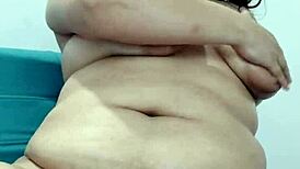 Cewek Montok Mainin Memek Basahnya Keras