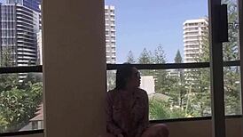 このレディーボーイがバルコニーで巨乳を揺らして踊る。