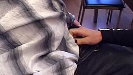 Hei, uită-te la această milf brunetă suge și fute soțul ei! 😜