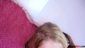 Follo a la madrastra de mi amigo, es una total salvaje.