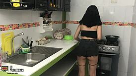 mi hermanastra me calienta en la cocina con su cuerpo sexy