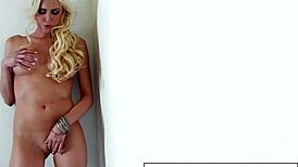 Long legged blonde babe rubs her wet pussy 😍