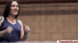 สาวน้ำตาลร้อนใช้สตรัปออนเย็ดหีเอเชีย พร้อมของเล่นและจูบ 😘💋