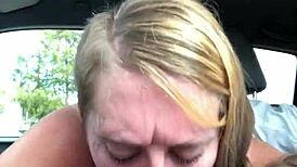 gioca con tette enormi e succhia