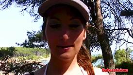 Kuuma ruskeaverikkö isot tissit kasvoille julkisella ulkona