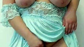 Vörös hajú milf villogtatja gyönyörű cicijeit miközben maszturbál szőrös puncival