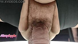 ฉันดู BBW MistyThyghs ย่อตัวลงบนไดลโดใหญ่ พ่นน้ำเยอะแบบใกล้ๆ