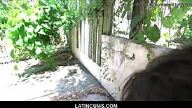 Zayıf Siyah Üniversite Çocuğu Açık Havada Latino Jock Tarafından Para İçin Sikiliyor