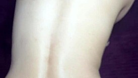 יפה מקועקעת 18+ בוגדת עם שליח, כפופה לבליעה עמוקה וסקס כוס בבית