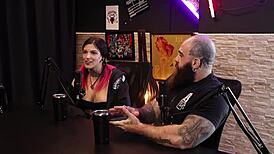 i was watching them fuck when a pussy appeared on his face - queen and iron.