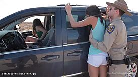 เจ้าหน้าที่ตำรวจปลอมแยกก้นนักเรียนสกปรกแบบหนัก! ว้าว ฉากอะไรแบบนี้!