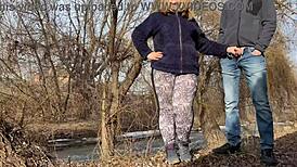 Suegra en leggings me agarra la polla mientras mea, luego chupa en la calle