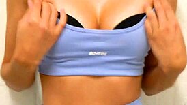 Demi-sœur aide demi-frère à jouir vite dans sa culotte pendant que les parents attendent en bas