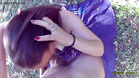 Bruneta fouká kundu v lese z pohledu