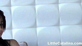 Little Catalina's sexy bed pussy play 😏